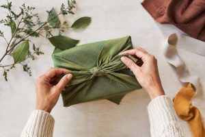 Cómo envolver un regalo sin papel de regalo: 7 alternativas reutilizables